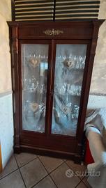 Vetrinetta antica con vetri decorati