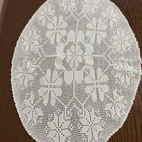 Centro ricamato a uncinetto