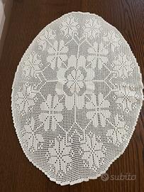 Centro ricamato a uncinetto