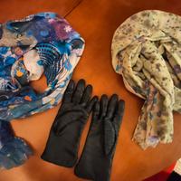 sciarpe colorate e guanti di pelle neri