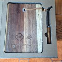 tagliere per formaggi in legno con coltello