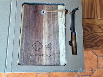 tagliere per formaggi in legno con coltello