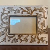 Cornice decorativa in legno con intagli
