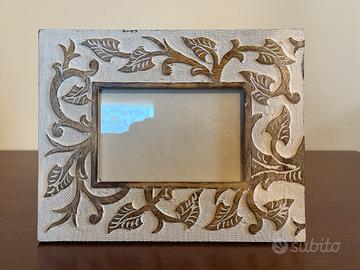 Cornice decorativa in legno con intagli