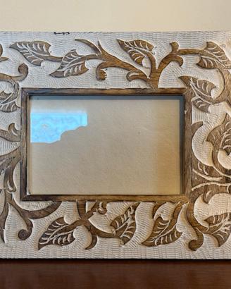 Cornice decorativa in legno con intagli