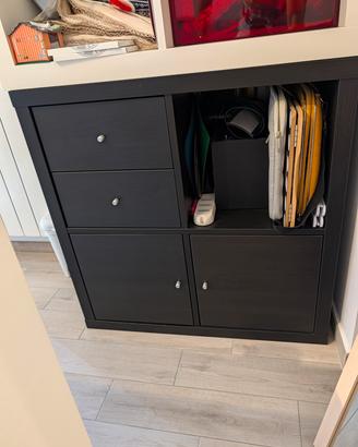 scaffale Ikea kallax completo con cassetti e ante 