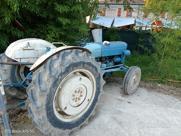 Trattore Ford super dextra