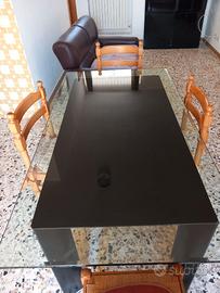 Tavolo in legno nero con pannello in vetro