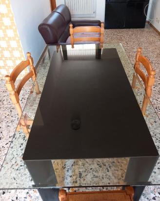Tavolo in legno nero con pannello in vetro