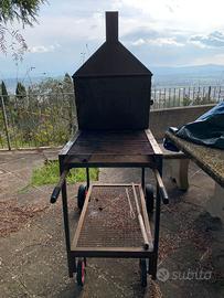 Barbecue grande in ferro con camino