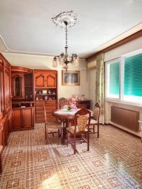 Villa di 320 m² con più di 5 locali e box auto a M