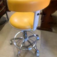 Sgabello dentista.