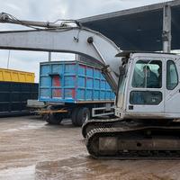 Escavatore VOLVO EC240 con cesoia rottame