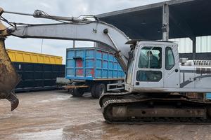 Escavatore VOLVO EC240 con cesoia rottame