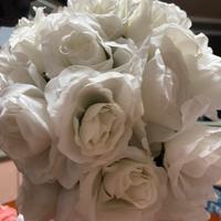 Rose bianche disponibili tre pezzi