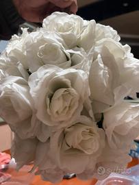 Rose bianche disponibili tre pezzi