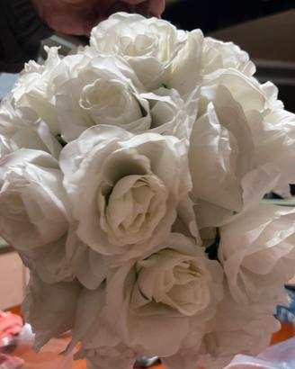 Rose bianche disponibili tre pezzi