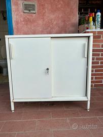 Mobile contenitore IKEA in metallo ante scorrevoli
