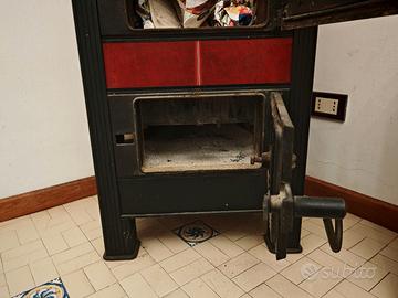 Stufa Castelmonte in ghisa, grigio scuro e rosso