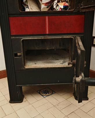 Stufa Castelmonte in ghisa, grigio scuro e rosso