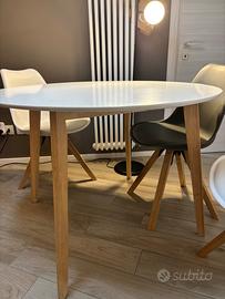 Tavolo in legno con sedie design