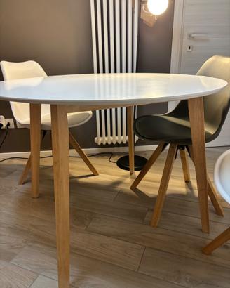 Tavolo in legno con sedie design