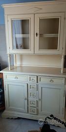 credenza in legno.