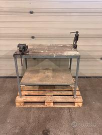 Banco da lavoro con morsa