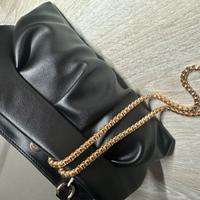 Borsa nera piccola con catena dorata