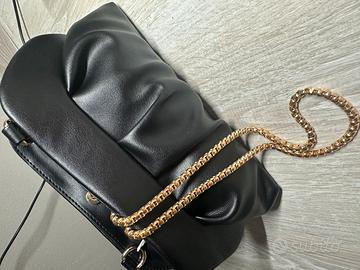 Borsa nera piccola con catena dorata
