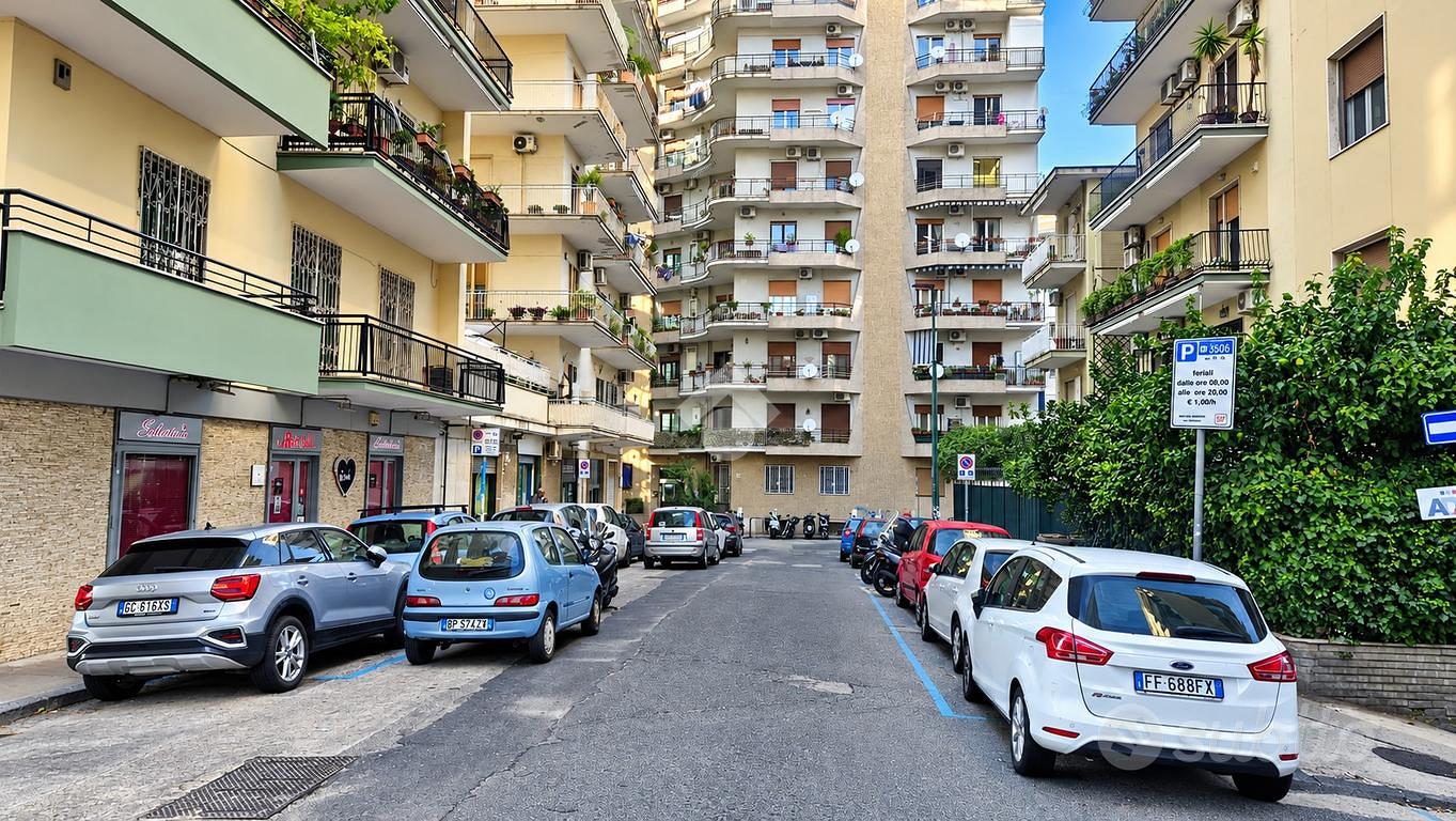NEGOZIO A NAPOLI - Vista 3