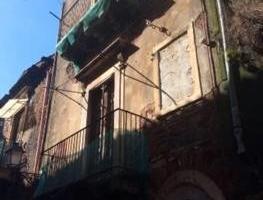 Intero palazzetto catania centro storico
