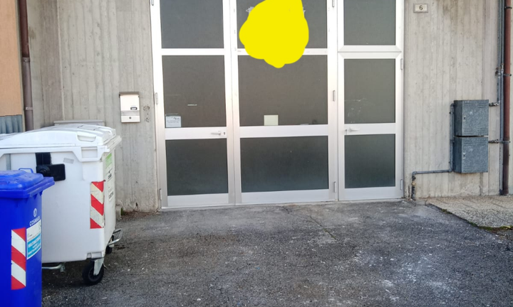 Magazzino con corte esclusiva