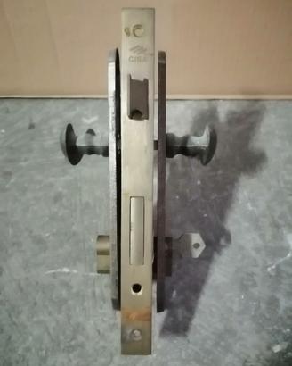 Serratura per porta in legno