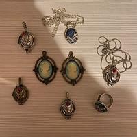 Set- 8 Pezzi The Vampire Diaries