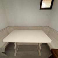 Tavolo con panchine in legno