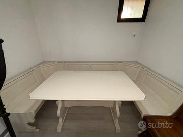Tavolo con panchine in legno