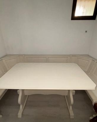 Tavolo con panchine in legno