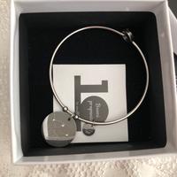 Bracciale rigido con ciondoli corona