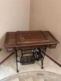 macchina da cucire d'epoca Necchi