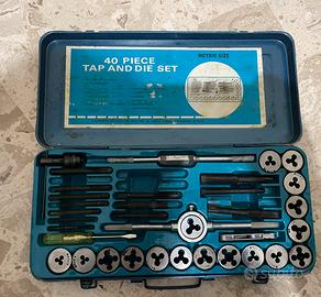 Cassetta con filiere per filettare