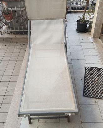 due lettini da mare con parasole regolabile