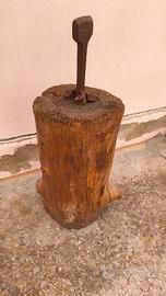 Incudine antica battifalce con tronco in legno.