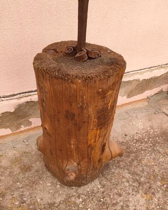 Incudine antica battifalce con tronco in legno.