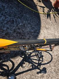 bici bicicletta orbea da corsa. in carbonio