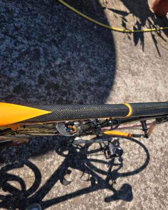 bici bicicletta orbea da corsa. in carbonio