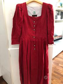 vestiti in puro lino rosso, bleu e beige