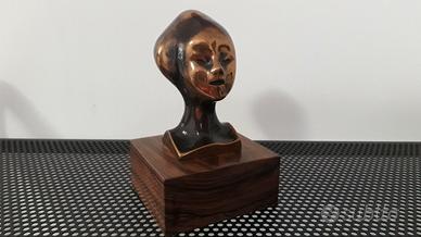 Scultura del maestro Bucher, no Bombardieri.