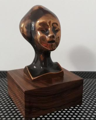 Scultura del maestro Bucher, no Bombardieri.