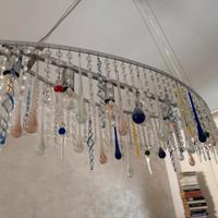 Lampadario con pendenti colorati